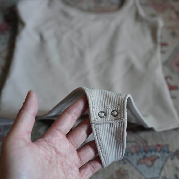 ABERCROMBIE AND FITCH Women's
Seamless Rib Fabric Scoopneck Bodysuit taupe small - Picture 3 of 7